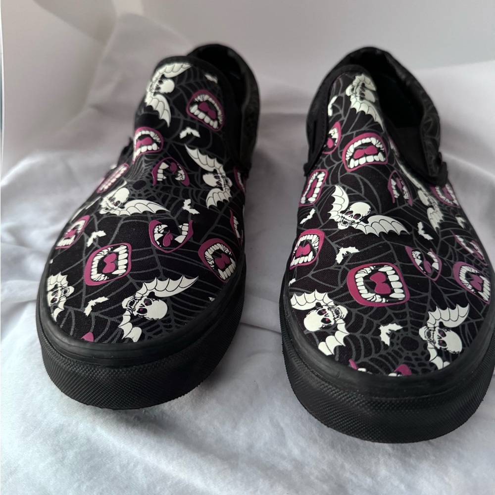 Vans men Sz 13 Black Glow in the Dark Halloween slip ons-bats/skulls/spiderwebs